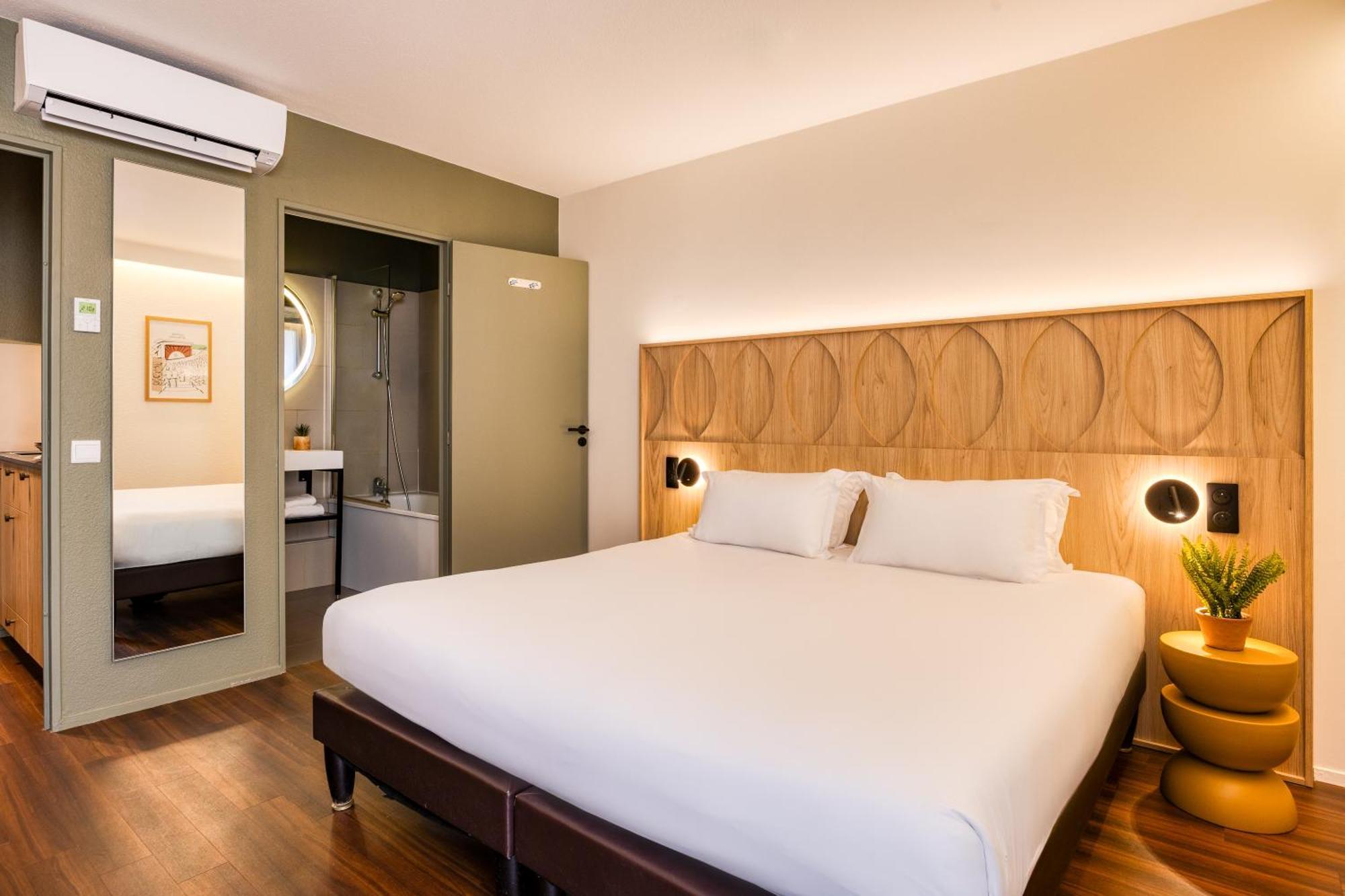 Studio,1765839704:JPEG